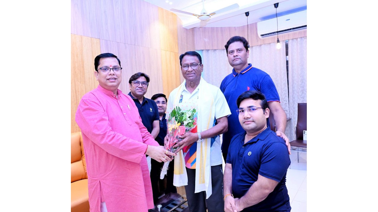 Sports Minister Tinku Roy Welcomes Major Dhyan Chand’s Son Ashok Kumar to Tripura
