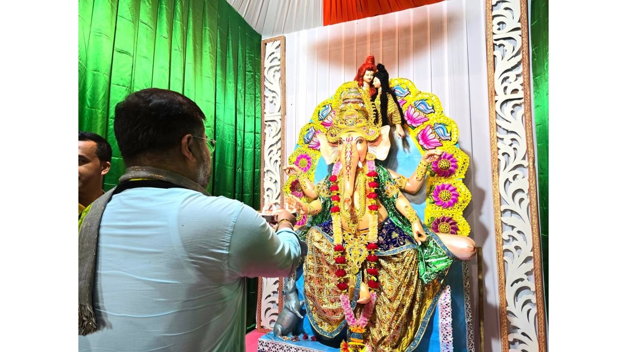 Minister Sushanta Chodhary visits Ganesh Puja Pandal at Pratapgarh